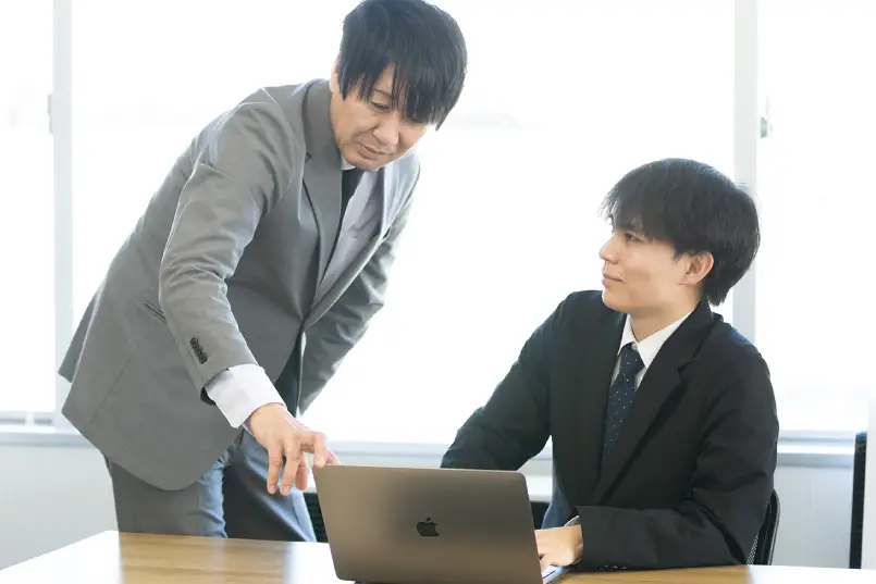 男性社員が仕事をしている様子